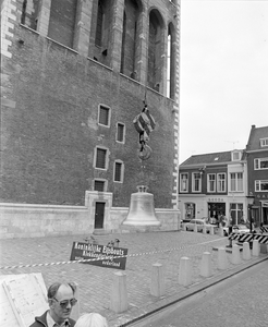 884814 Afbeelding van het optakelen van één van de zeven nieuwe luidklokken voor de Domtoren (Domplein) te Utrecht, ter ...